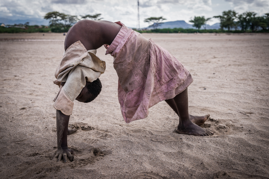 annuaire photographes suisse romande, Fillette dans un wadi, Kakum, Kenya - http://www.pierik.ch - Pierik de Neuchâtel