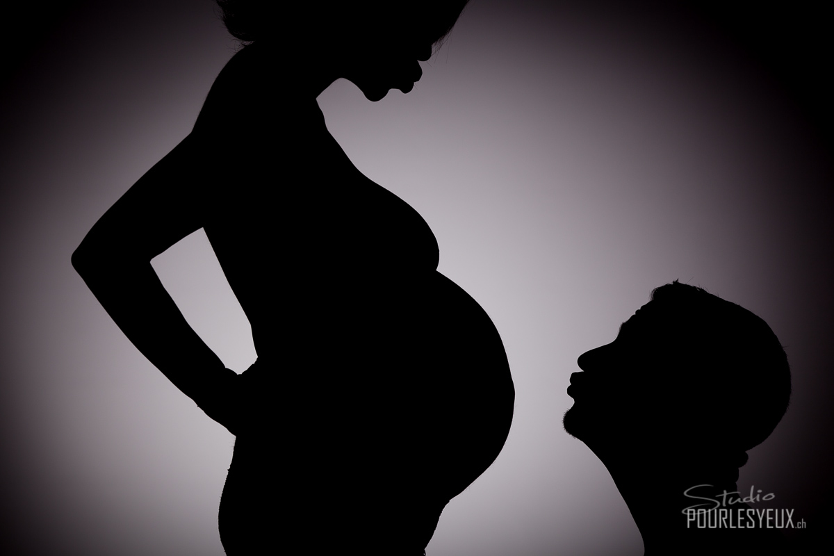 annuaire photographes suisse romande, Une ombre de bisous pour une femme enceinte - www.pourlesyeux.ch - Pourlesyeux de Genève