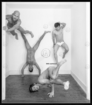 annuaire photographes suisse romande, Positions improbables, 4 mecs se jouent de l'espace et de la gravité en maillot de bain XTG - http://unartvisuel.ch - unartvisuel de Genève