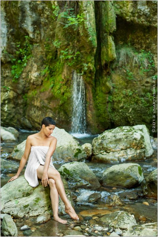 annuaire photographes suisse romande, Rien de tel qu'un magnifique décors naturel à côté d'une cascade pour mettre en valeur une belle femme... - http://unartvisuel.ch - unartvisuel de Genève