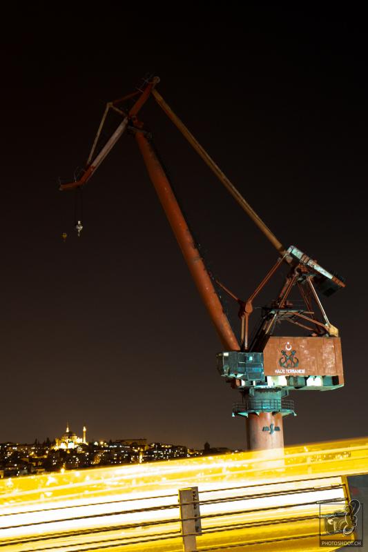 annuaire photographes suisse romande, Pelle mechanique de nuit à Istanbul - http://www.photoshoot.ch - Séb de Vevey