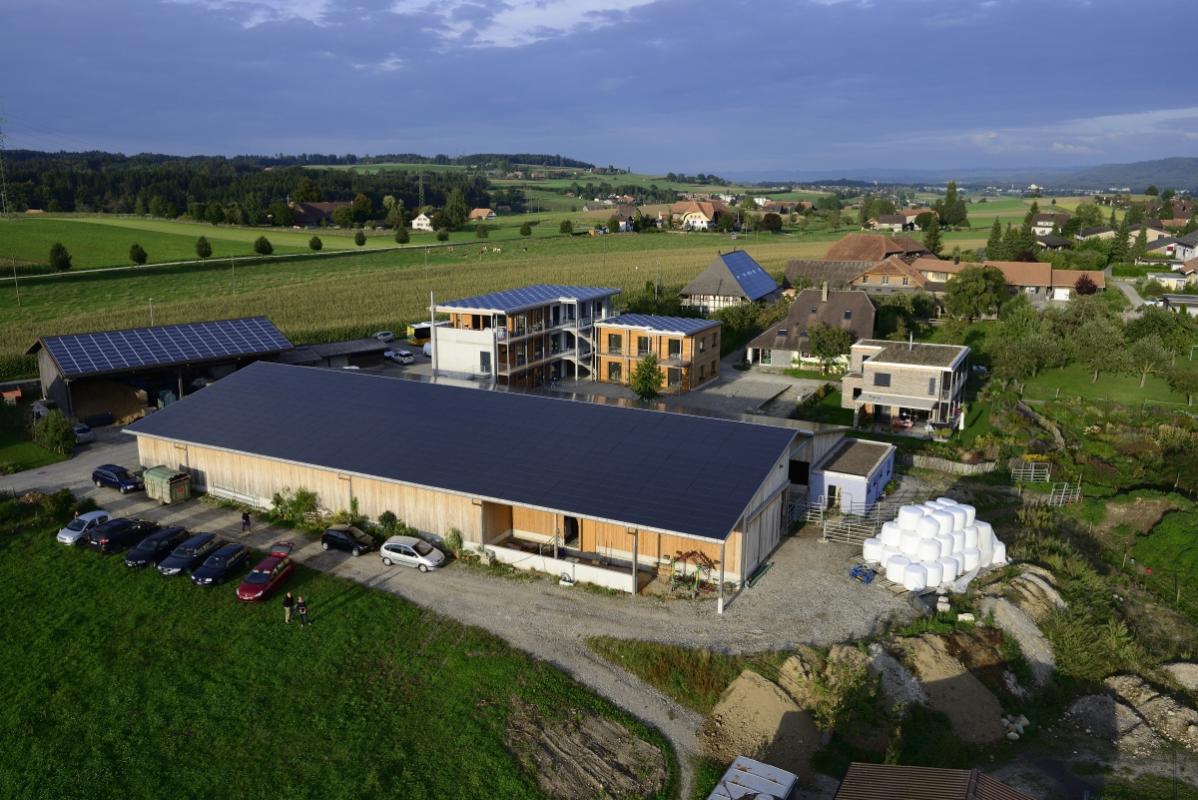 annuaire photographes suisse romande, Installations solaires sur une ferme dans le Canton de Berne - http://www.highflycam.com/ - HighFlyCam de Genève