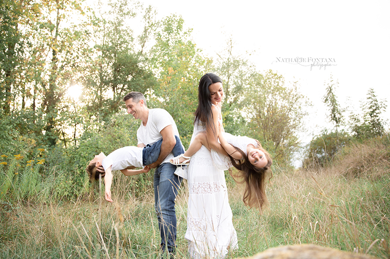 annuaire photographes suisse romande, Séance photos de famille réalisée en campagne genevoise avec cette charmante famille pour un rendu bohème naturel - http://www.nathaliefontana.ch - Nathalie Fontana de Genève