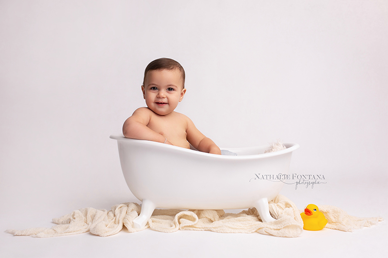 annuaire photographes suisse romande, Séance bébé 6 - 12 mois - adorable petite puce prenant son bain - http://www.nathaliefontana.ch - Nathalie Fontana de Genève