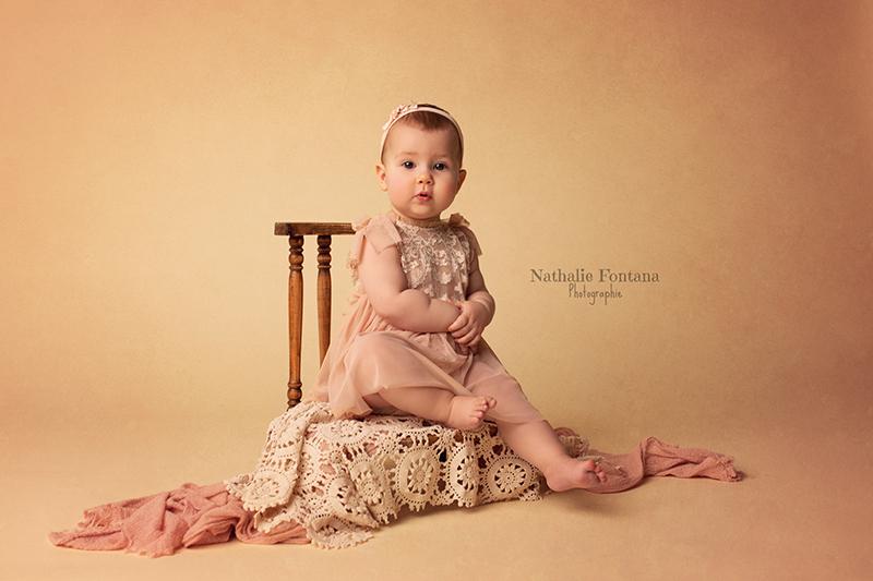 annuaire photographes suisse romande, Mini séance bébé assis avec cette adorable puce de 9 mois - accessoires disponibles au studio - http://www.nathaliefontana.ch - Nathalie Fontana de Genève