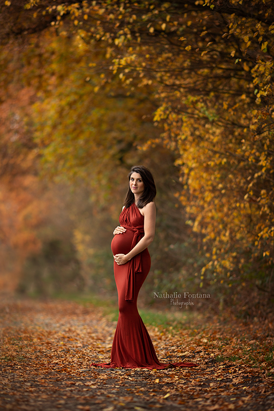 annuaire photographes suisse romande, Séance photos de grossesse en extérieur, en campagne genevoise avec ces magnifiques couleurs d'automnes. Robe disponible pour votre séance - http://www.nathaliefontana.ch - Nathalie Fontana de Genève