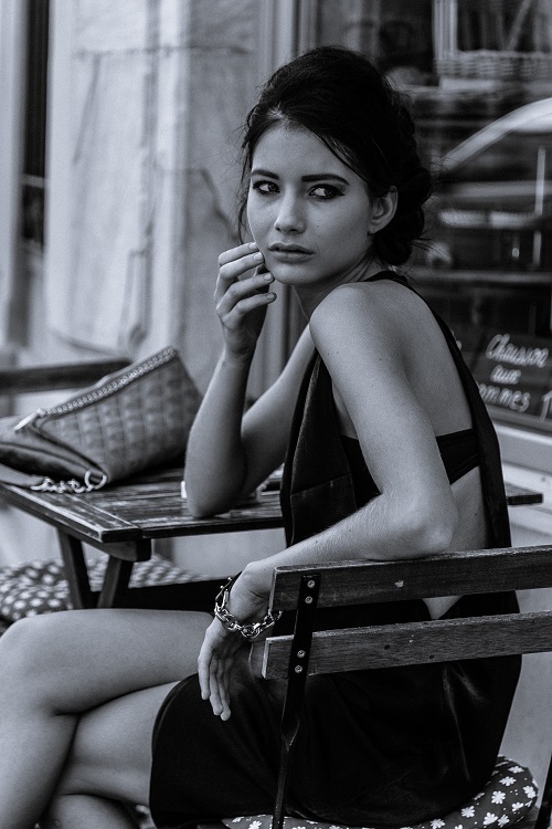 annuaire photographes suisse romande, Marie attendant son amant sur la terrasse d'un café de Montreux - http://www.laurentcuenez.ch - Lolo de Etagnières