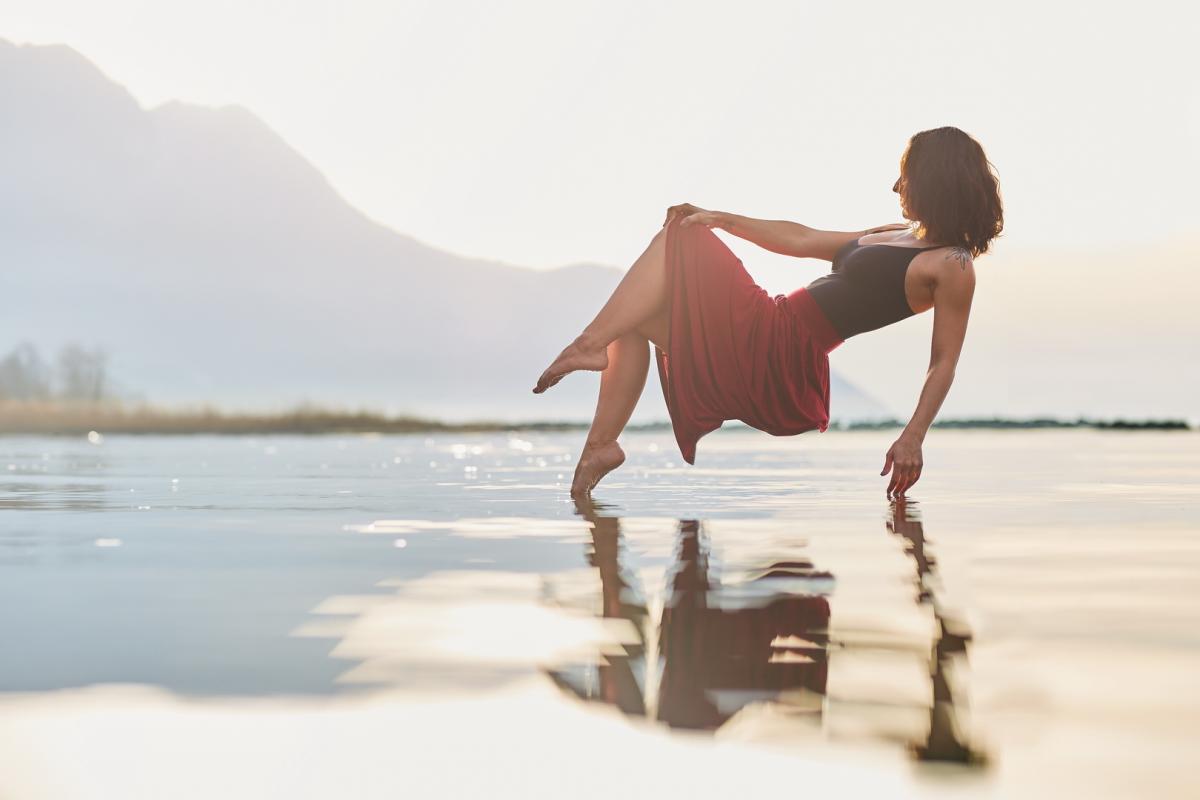 annuaire photographes suisse romande, Fille en levitation audessus du lac Leamn au couché de soleil - http://www.fredvaudroz.com - FredVaudroz de Montreux