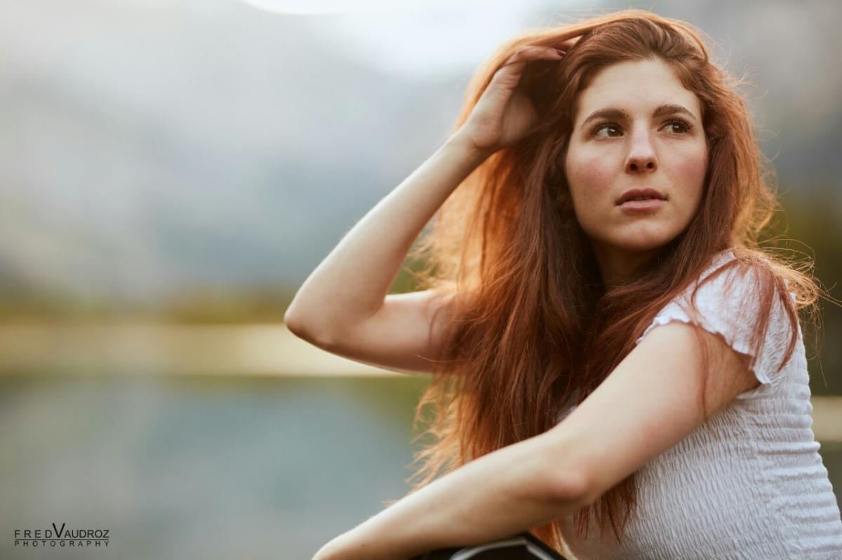 annuaire photographes suisse romande, Portrait femme fille modele rousse exterieur soleil fashion ambiance attitude - http://www.fredvaudroz.com - FredVaudroz de Montreux