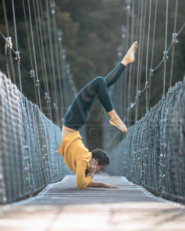 annuaire photographes suisse romande, Sabrina, modèle brune pose artistique armstand sur un pont suspendu - http://www.fredvaudroz.com - FredVaudroz de Montreux