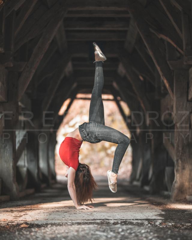 annuaire photographes suisse romande, Sabrina, modèle brune pose artistique handstand sur un vieux pont en bois habit lifestyle - http://www.fredvaudroz.com - FredVaudroz de Montreux