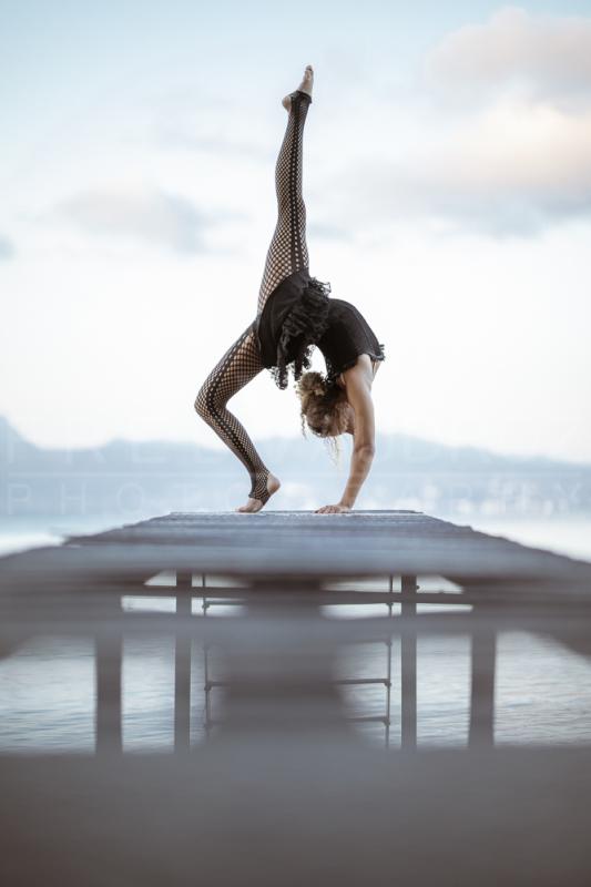 annuaire photographes suisse romande, Claire, modèle artistique contortion au bout d'un ponton au levé du soleil au bord du lac - http://www.fredvaudroz.com - FredVaudroz de Montreux