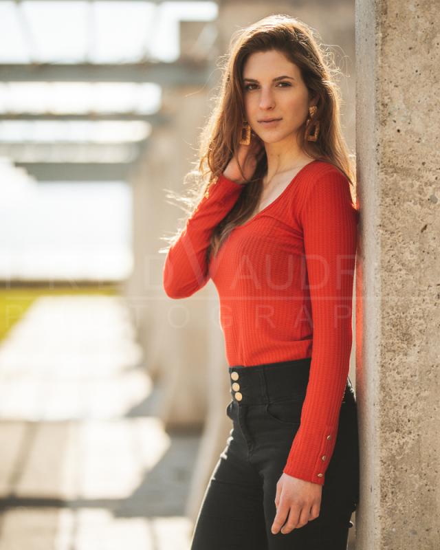 annuaire photographes suisse romande, Cédrine, modèle brune pose lifestyle - http://www.fredvaudroz.com - FredVaudroz de Montreux