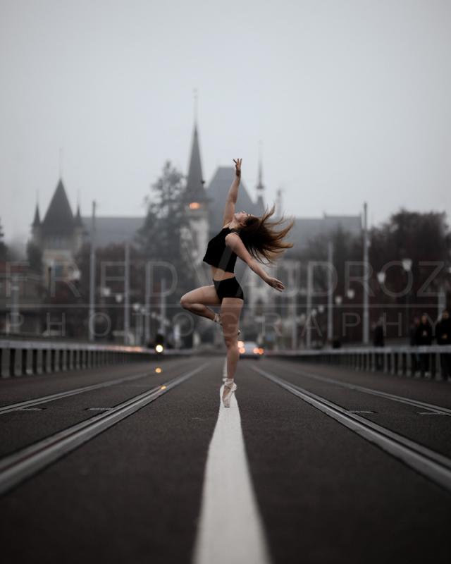 annuaire photographes suisse romande, Adélaïde, modèle artisique danseuse ballerine ambiance brumeuse sur un pont à Berne - http://www.fredvaudroz.com - FredVaudroz de Montreux