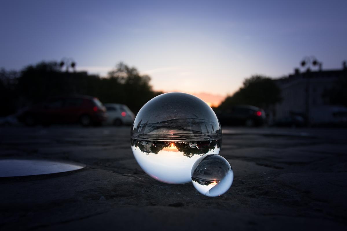 annuaire photographes suisse romande, Boules de verres au pied de l'Arc de Triomphe en direction de l'Arche de la Défense - http://www.thierryebener.ch - Thierry Ebener de Monthey