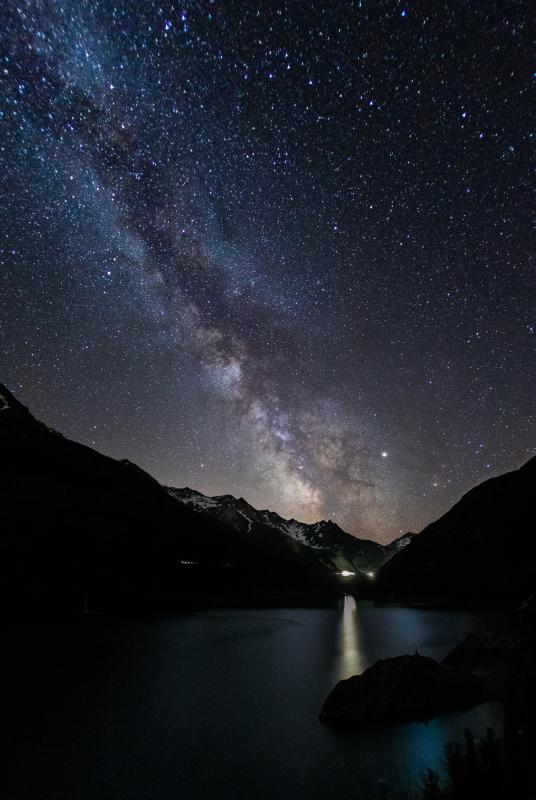 annuaire photographes suisse romande, En recherchant le frais une nuit de canicule, voie lactée sur un barrage valaisan - juin 2019 - http://www.thierryebener.ch - Thierry Ebener de Monthey