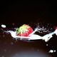 Lâché de fraises sur cuillère de lait sauce au coup de flash - seb de Vevey. Annuaire photographe
