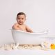 Séance bébé 6 - 12 mois - adorable petite puce prenant son bain - nathaliefontana de Genève. Annuaire photographe