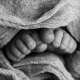 Petits détails si précieux .. macro photographie lors d'une séance noueau-né réalisée en studio - nathaliefontana de Genève. Annuaire photographe