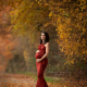 Séance photos de grossesse en extérieur, en campagne genevoise avec ces magnifiques couleurs d'automnes. Robe disponible pour votre séance - nathaliefontana de Genève. Annuaire photographe