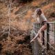 Danseuse contemporaine accrochée à la barrière rouillée d'un vieux pont dans une forêt aux  couleurs d'automne - fredvaudroz de Montreux. Annuaire photographe