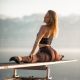Christelle, modèle blonde en grand écart sur un plongeoir au bord du lac lors d'un couché de soleil. - fredvaudroz de Montreux. Annuaire photographe