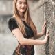 Anita, modèle brune pose lifestyle contre un mur - fredvaudroz de Montreux. Annuaire photographe