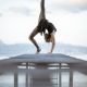 Claire, modèle artistique contortion au bout d'un ponton au levé du soleil au bord du lac - fredvaudroz de Montreux. Annuaire photographe