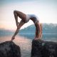 Christelle, modèle blonde figure artistique de Yoga en body blanc couché de soleil au bord du lac. - fredvaudroz de Montreux. Annuaire photographe