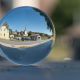 Mon village bouleversant - L'église de Courtepin capturée dans une sphère de cristal, depuis la maison communale. - lemeuh de Courtepin. Annuaire photographe