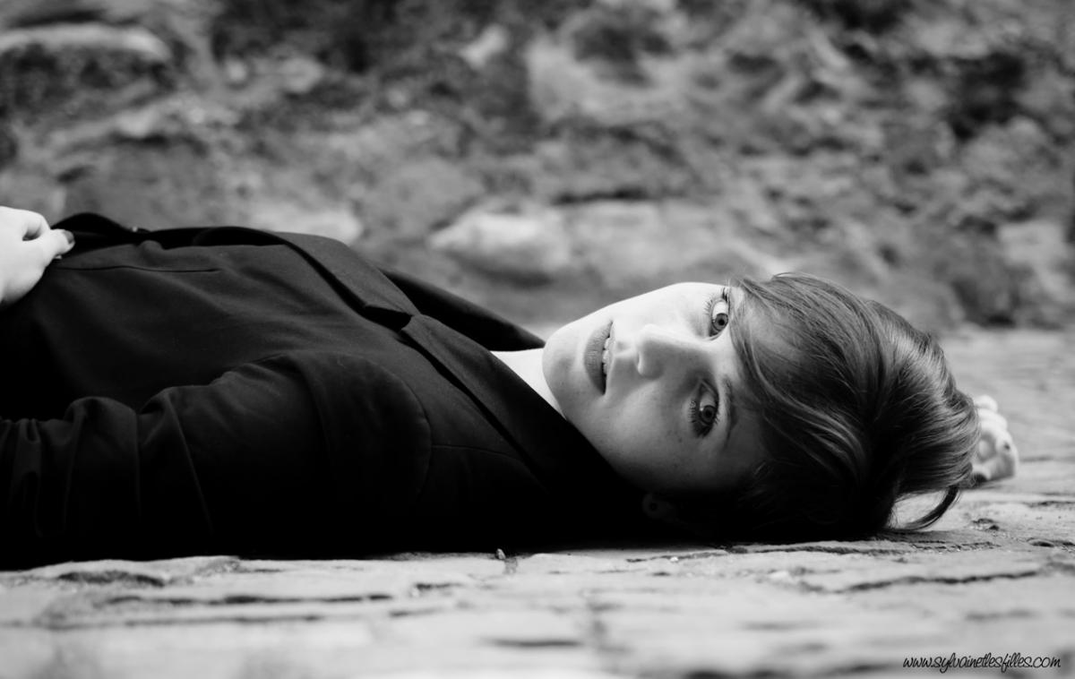 IsaSch :  Portrait Danseuse couchée Noir et Blanc, www.sylvainetlesfilles.com, annuaire photo modele