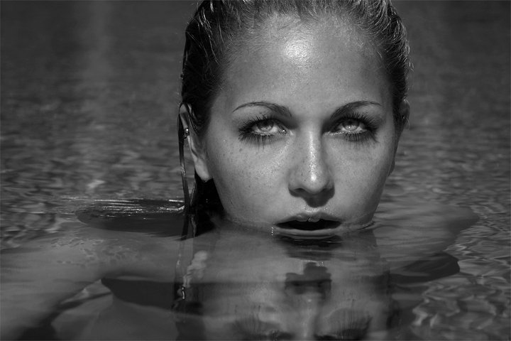 IsaSch :  Dans l'eau Noir et Blanc, www.gregorybatardon.com, annuaire photo modele