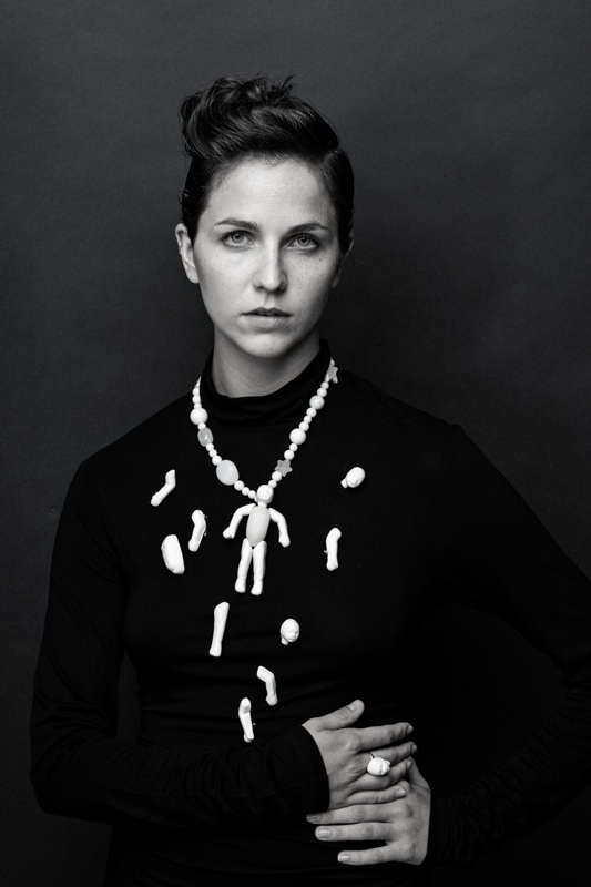 IsaSch :  Shooting Bijoux en noir et blanc, www.vincentbidoyet.com, annuaire photo modele