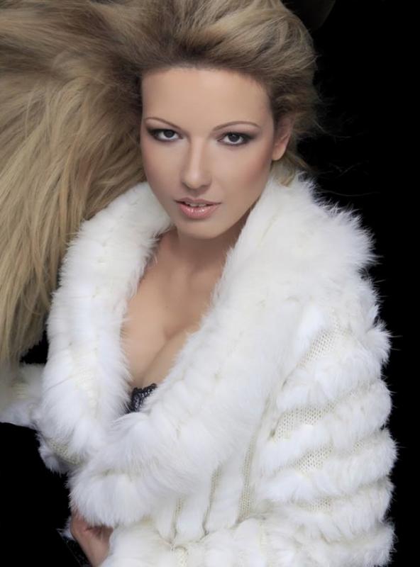 Michelle :  Visage et buste, manteau blanc, ns:Luciano Diaz, annuaire photo modele