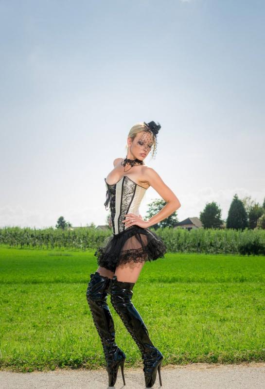 Michelle :  Outdoor, light sexy et fetish shoes, ns:Ricchy Ziyou, annuaire photo modele