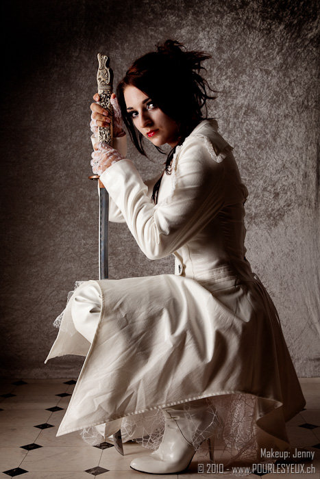 Ines Amethyst :  Samouraï blanc et katana, www.pourlesyeux.ch, annuaire photo modele
