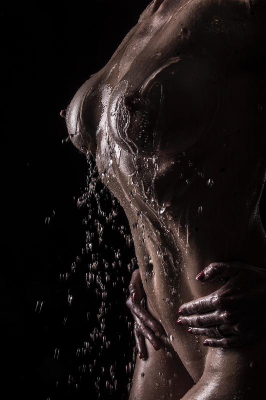 Stephanie-Suisse :  clair obscur et eau sur corps huilé, ns:Gilles RENAULT, annuaire photo modele